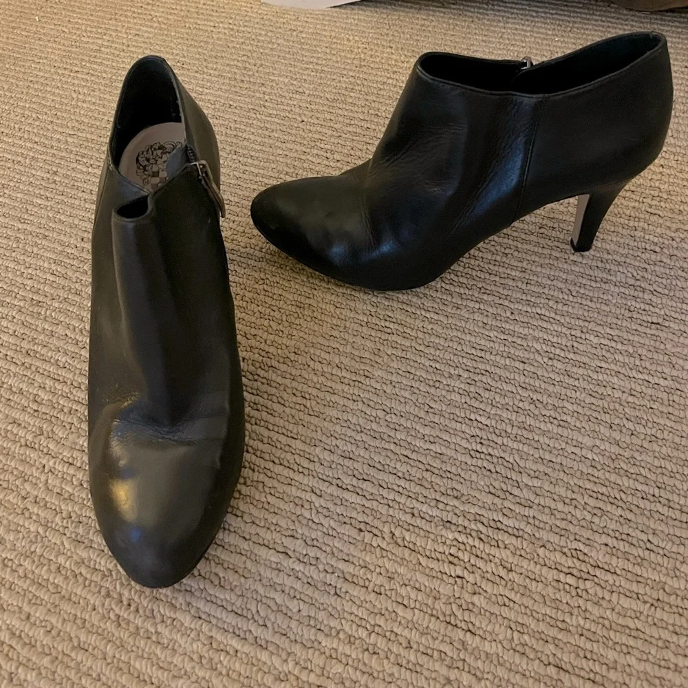 VINCE CAMUTO Black Leather Zip-Up Ankle Booties, Size 9.5 — GUC - Picture 6 of 15